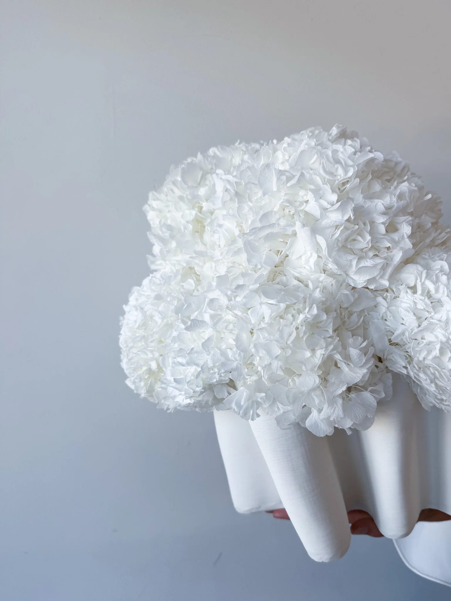 ABI PRESERVED FLOWER ARRANGEMENT IN JAIVYN VASE | WHITE - Image 2