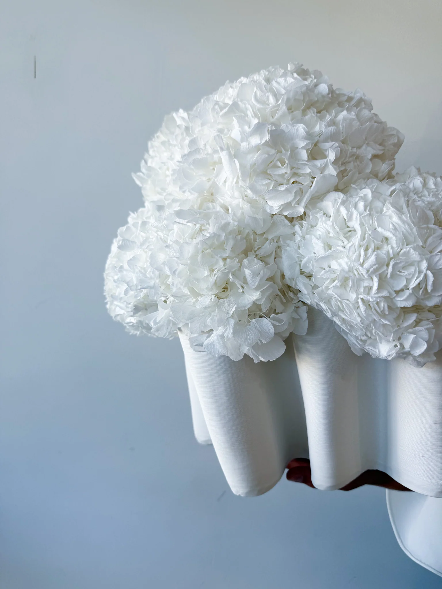 ABI PRESERVED FLOWER ARRANGEMENT IN JAIVYN VASE | WHITE - Image 4