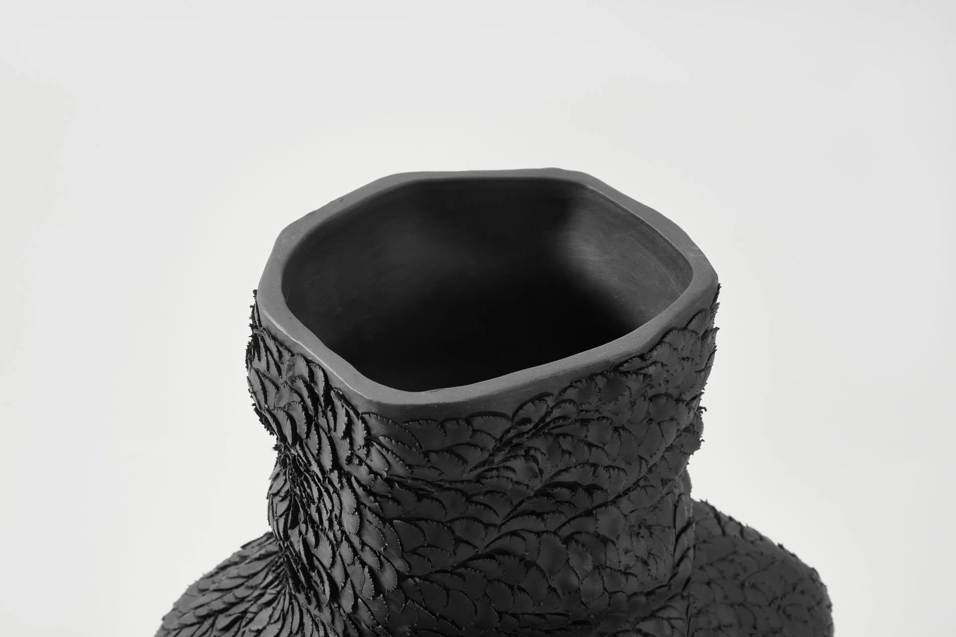 ALYSIUM VASE EBONY - Image 3