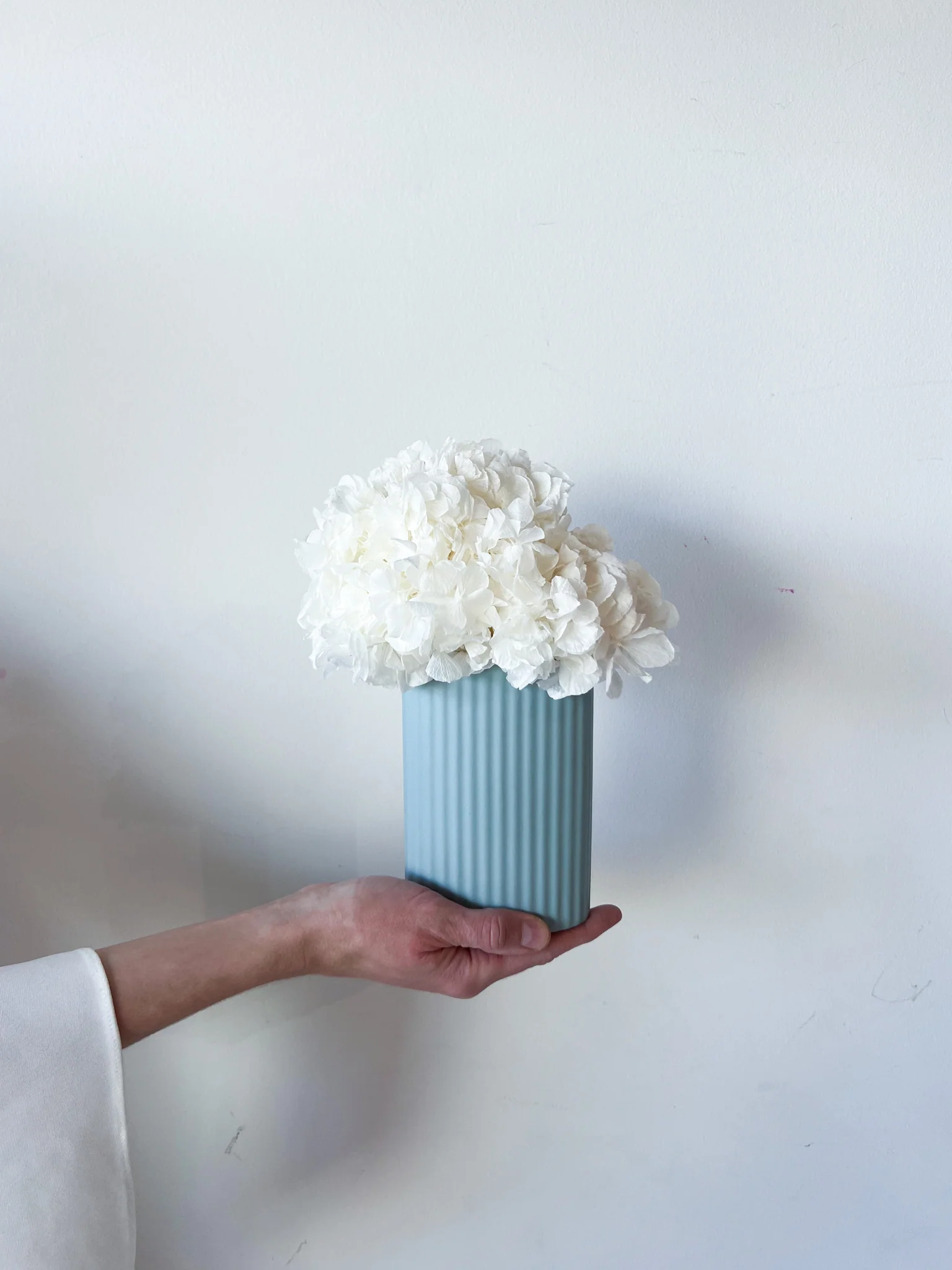 MINI RIPPLE VASE AND PRESERVED HYDRANGEA ARRANGEMENT - LIGHT BLUE X WHITE