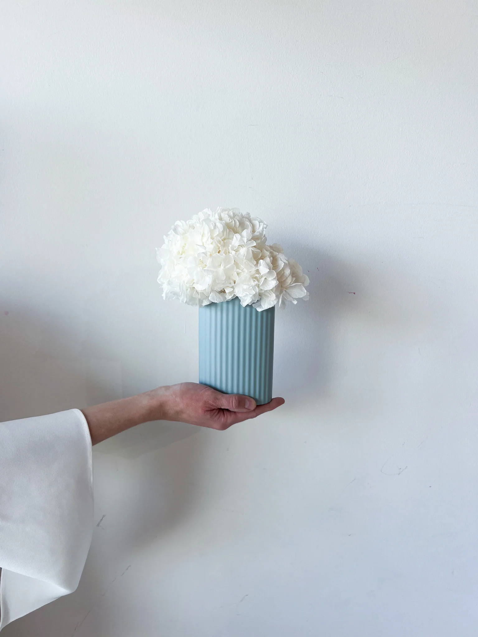 MINI RIPPLE VASE AND PRESERVED HYDRANGEA ARRANGEMENT - LIGHT BLUE X WHITE - Image 2
