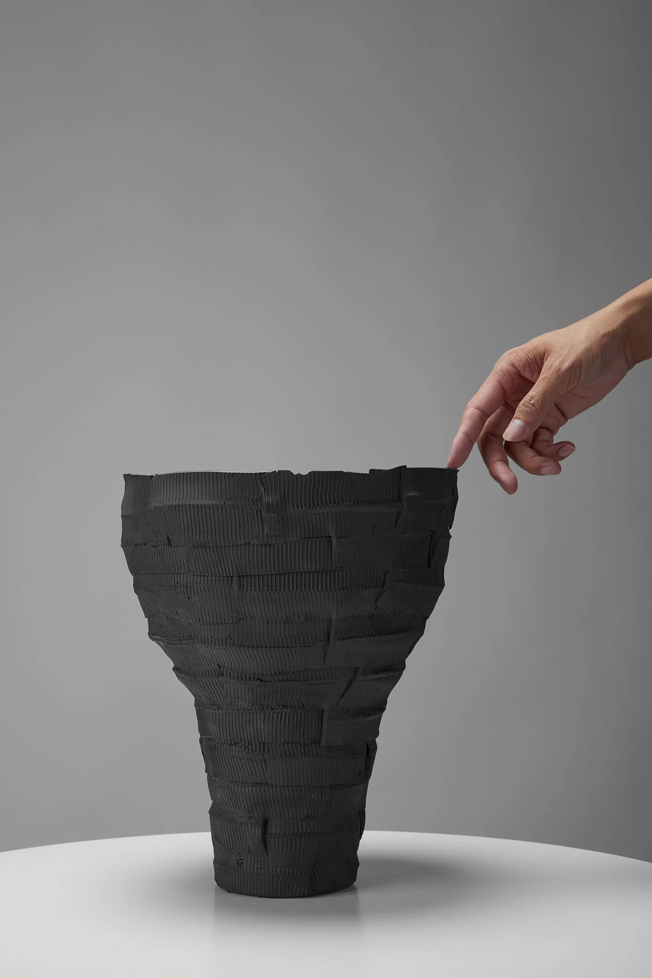 PONDEROSA VASE EBONY - Image 2