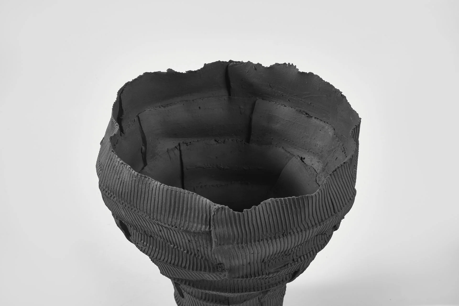 PONDEROSA VASE EBONY - Image 3