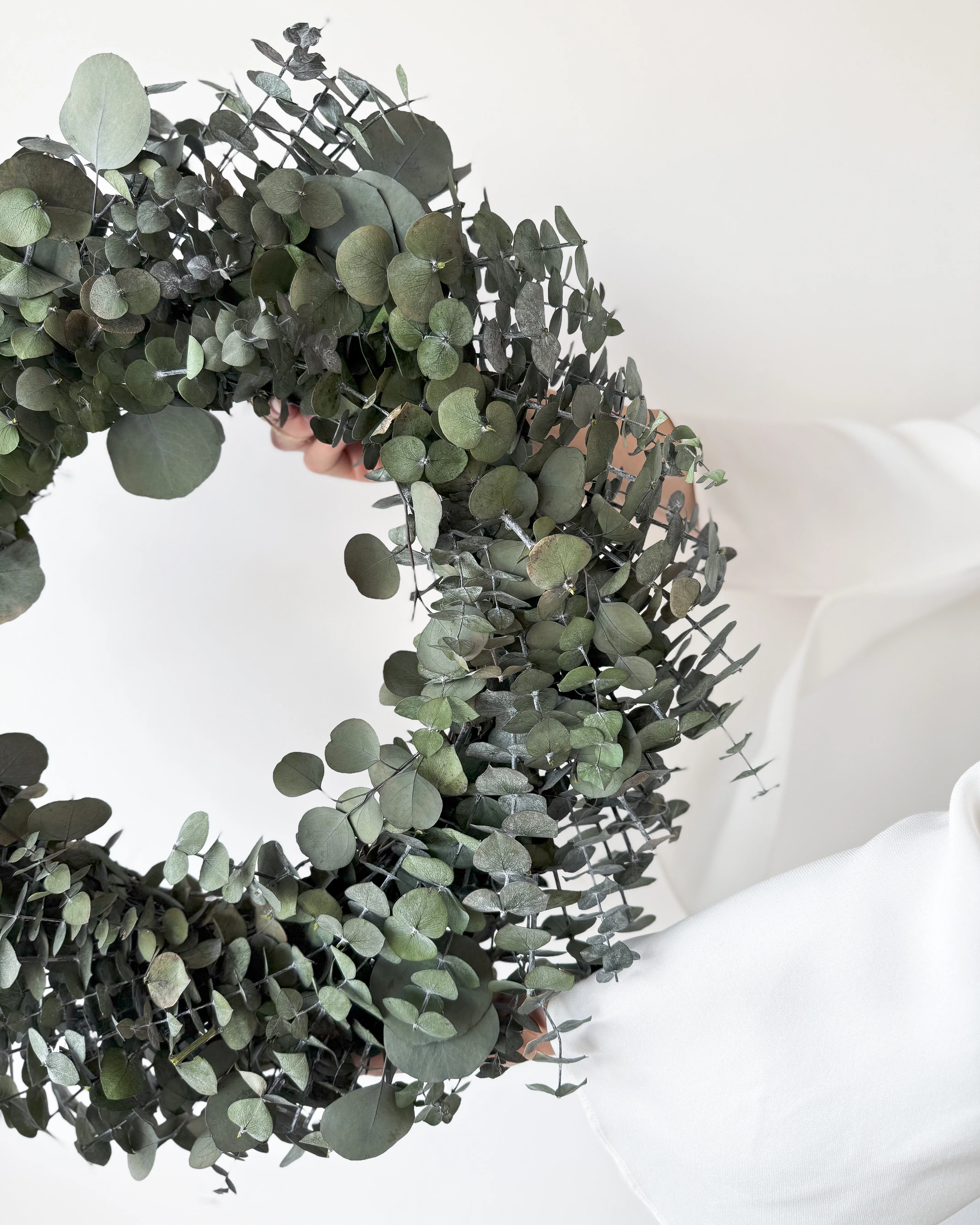 PRESERVED EUCALYPTUS GUM CHRISTMAS WREATH - Image 3