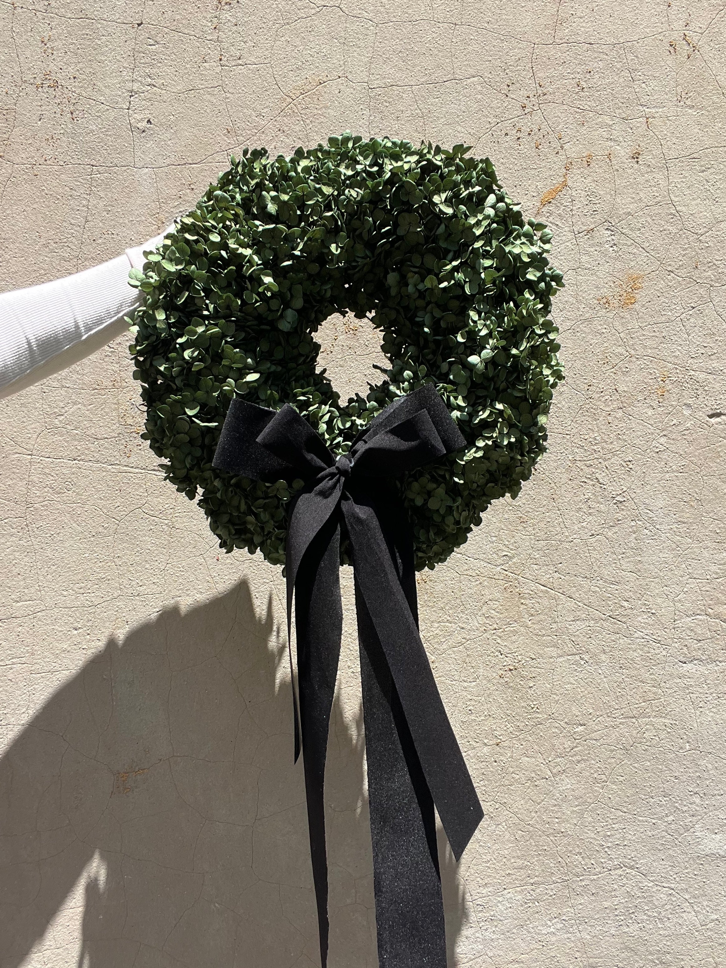 PRESERVED HYDRANGEA CHRISTMAS WREATH with DOUBLE BLACK VELVET BOW - Image 3
