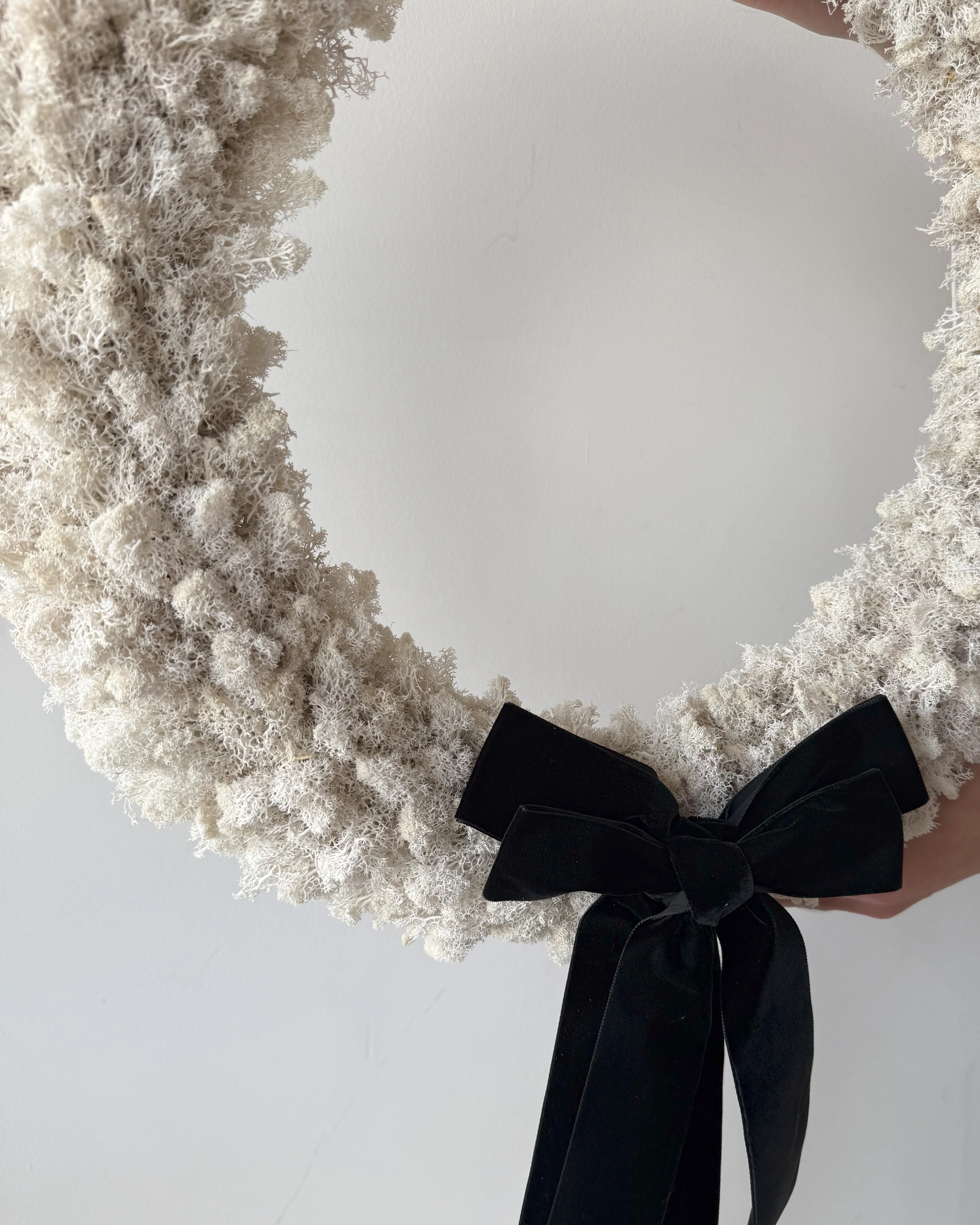 PRESERVED MOSS CHRISTMAS WREATH WITH DOUBLE BLACK VELVET BOW - Image 4