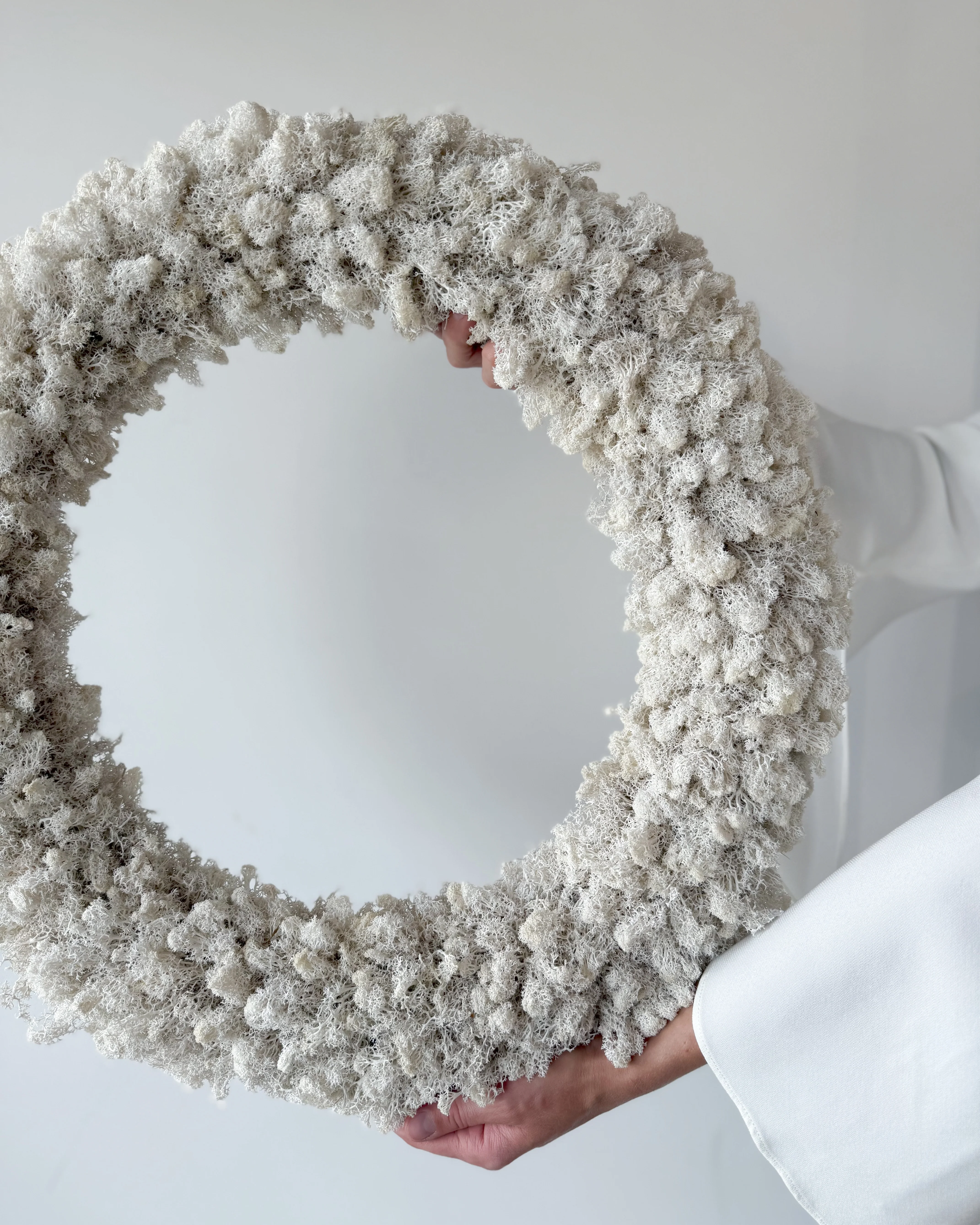 PRESERVED MOSS CHRISTMAS WREATH - Image 3