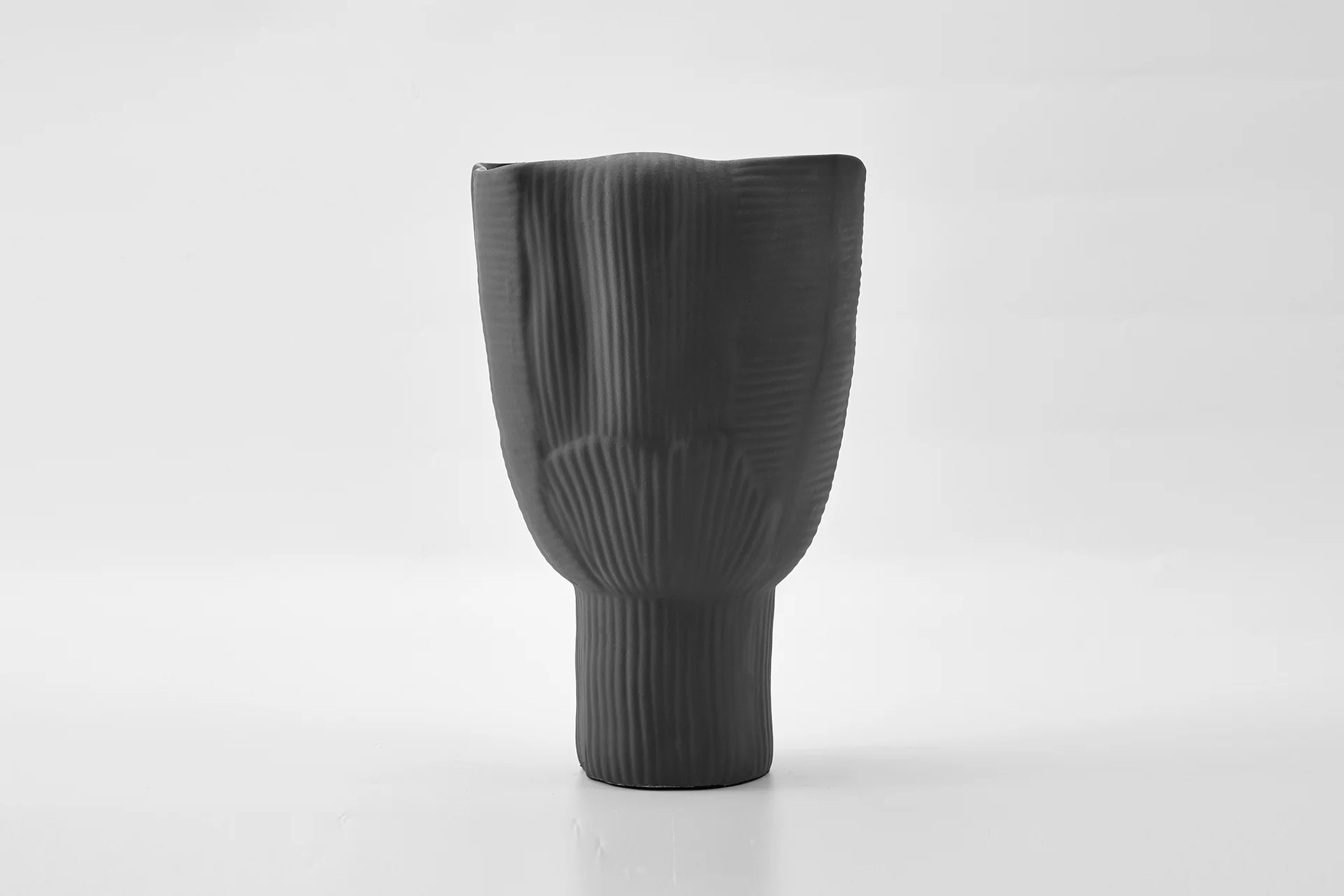 UMI VASE EBONY