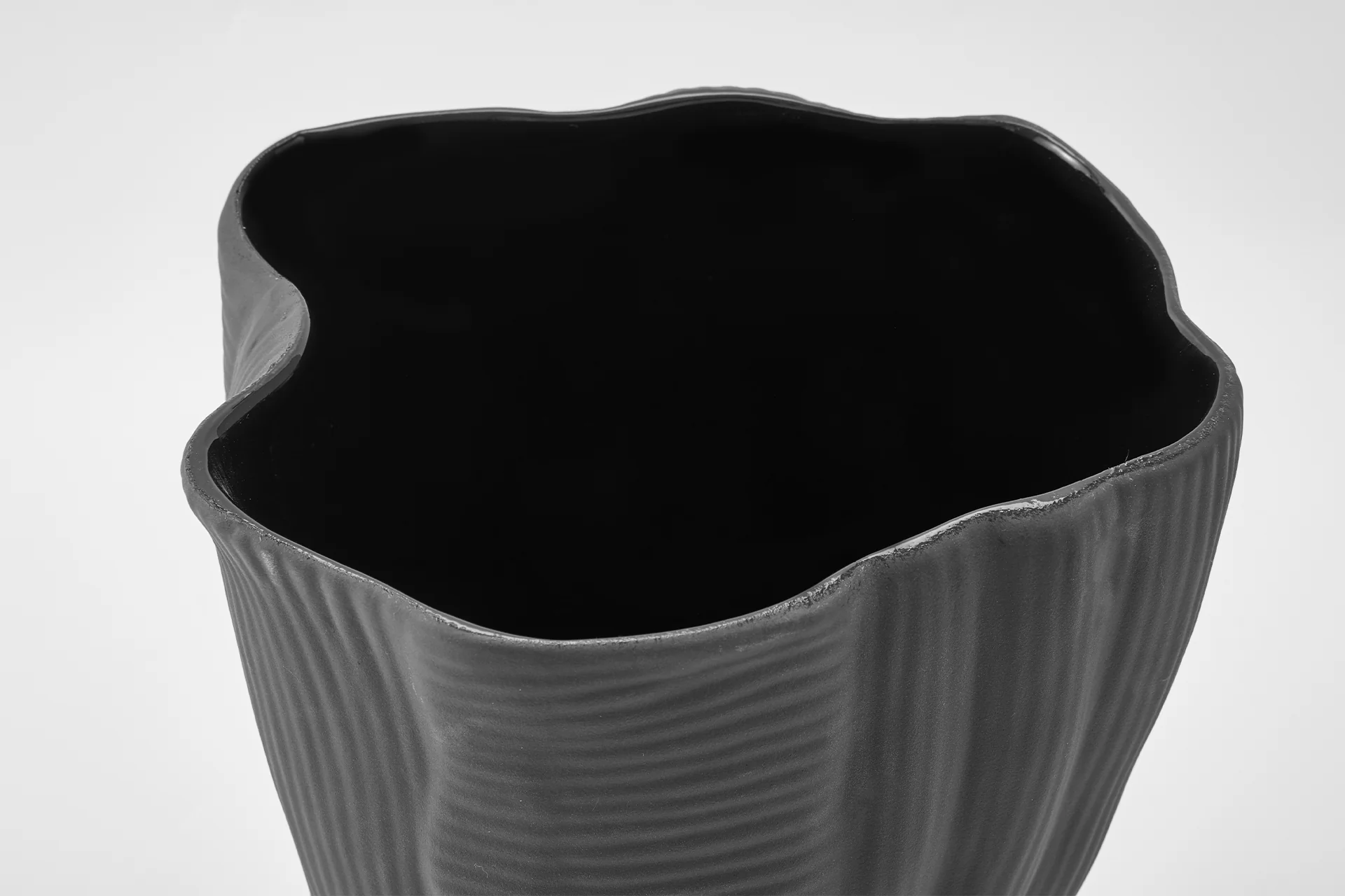 UMI VASE EBONY - Image 2